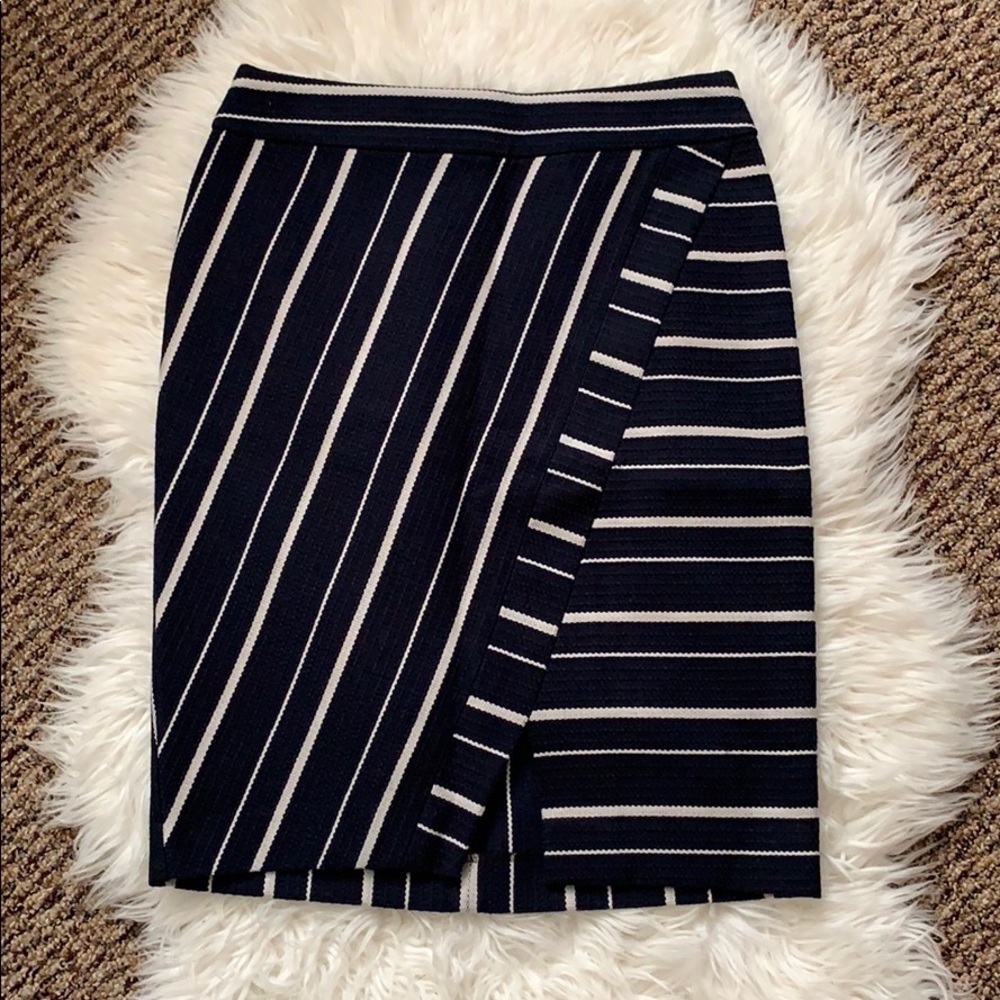 5 for $25🎈 Navy&Cream LOFT skirt